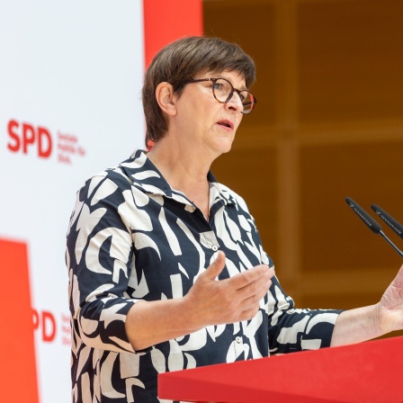 Saskia Esken, SPD-Bundesvorsitzende, gibt eine Pressekonferenz. (Bild: picture alliance/dpa/Lucas Röhr)