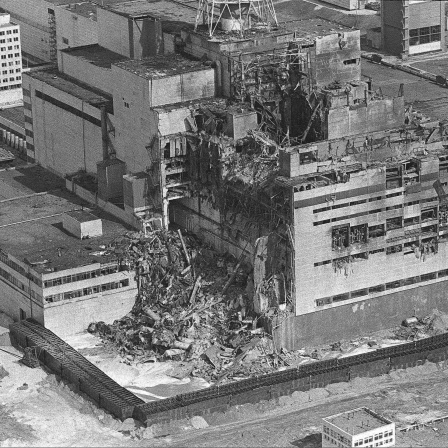 Der zerstörte Reaktorblock 4 inTschernobyl am 15.5.1986