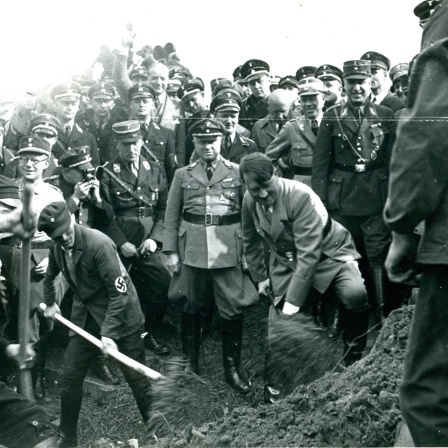 Adolf Hitler beim offiziellen Spatenstich: Bau der ersten Reichsautobahn Frankurt am Main - Darmstadt - Mannheim, Baubeginn am 23. September 1933