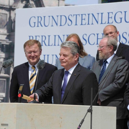 Der damalige Bundespräsident Joachim Gauck und Bundestagspräsident Wolfgang Thierse (zweiter von rechts) legen den Grundstein für das Berliner Schloss - Humboldtforum 12. Juni 2013 auf dem  Schlossplatz Berlin