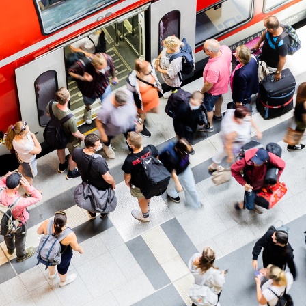 Fahrgäste steigen am Berliner Hauptbahnhof aus einem Regionalexpress aus.