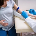 Eine medizinische Fachkraft verabreicht einer Schwangeren eine Spritze