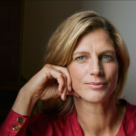 Maja Göpel, Ökonomin und Transformationsforscherin, hat die rechte Hand an der Wange.