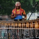 Aly Keita steht auf der Bühne und spielt das Balafon.