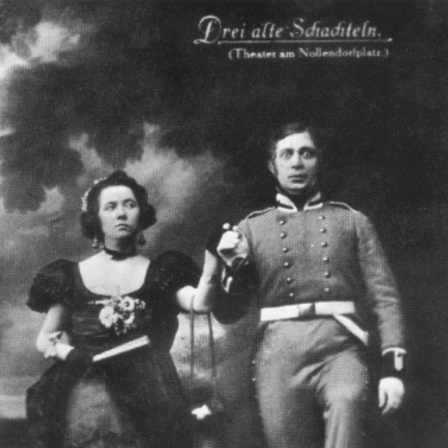 Szenenbild aus der Aufführung &#034;Drei alte Schachteln&#034; mit Claire Waldoff, im Berliner Theater am Nollendorfplatz. Foto 1918