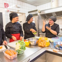 Erster inklusiver Ausbildungsjahrgang für Nicht-Hörende, Hörende und Schwerhörige in der Gastronomie m Gehörlosenzentrum in Frankfurt am Main (2014)