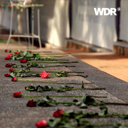 Vor dem Tutsi Genozid Memorial in Kigali, Ruanda liegen Rosen.