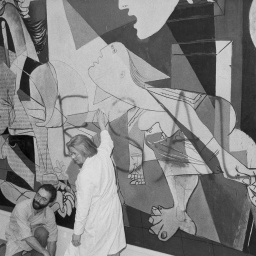 Mitarbeiter des Museum of Modern Art entfernen Farbe von Pablo Picassos Wandbild "Guernica"
