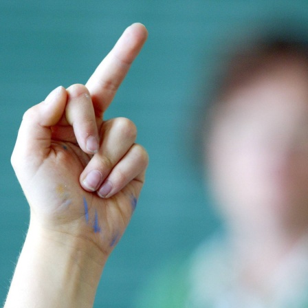 Schuelerin zeigt den Mittelfinger