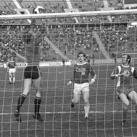 Immer wieder treffen die Berliner Rivalen Hertha BSC und Tennis Borussia aufeinander - wie hier in einem Bundesligaspiel der Saison 1976/1977. (Archivbild)