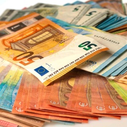 Ein kleiner Haufen mit Euro-Banknoten
