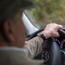 Ein Teilnehmer bei einen Fahrsicherheitstraining für Senioren fährt über eine Teststrecke