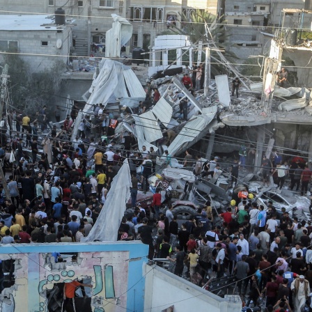 In Chan Junis inspizieren Palästinenser die Trümmer nach einem israelischen Luftangriff in der Nähe einer Schule des Hilfswerks der Vereinten Nationen für Palästinaflüchtlinge. (Foto vom 21.10.2023) 