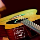 Eine Akustikgitarre liegt auf einem Hocker, auf der Zarge steht das Logo der Liederbestenliste