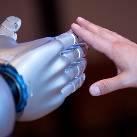 KI und Roboter in der Altenpflege - Rettung des Systems?