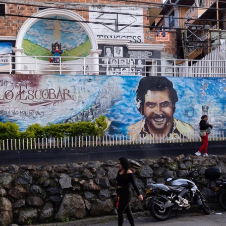 In Medellín zeigt ein Wandbild ein Porträt des jungen Pablo Escobar. Daneben die Aufschrift: "Willkommen in der Pablo Escobar Nachbarschaft".