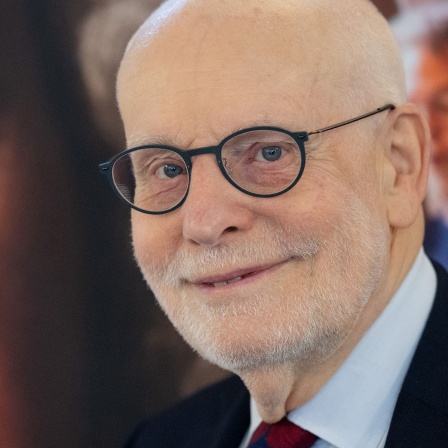 Ton Koopman, Präsident Bach-Archiv Leipzig, steht auf der Eröffnungspressekonferenz zum Bachfest 2024 vor einem Portrait Johann Sebastian Bachs; © dpa/Hendrik Schmidt