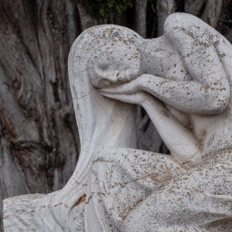 Statue, eine Frau trauert