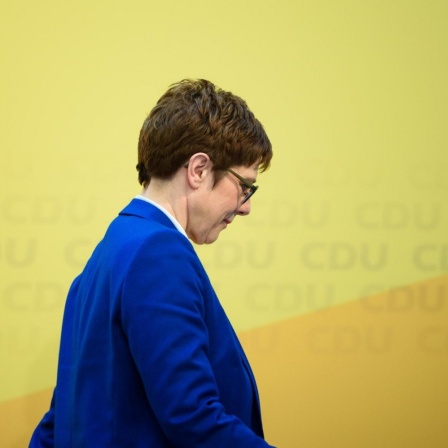 Annegret Kramp-Karrenbauer geht im Konrad-Adenauer-Haus, der CDU-Parteizentrale, vor einer gelben Wand entlang
