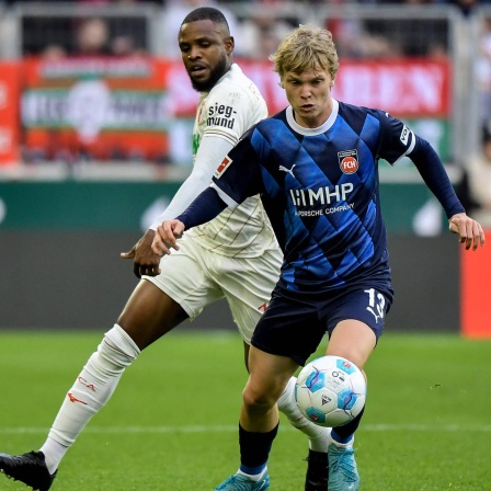 Heidenheims Franz Krätzig in Aktion gegen Frank Onyeka vom FC Augsburg