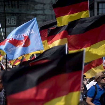 Berlin, 27.05.2018 Demonstranten der rechtspopulistischen Partei AfD, Alternative fuer Deutschland, mit Fahnen auf der Demonstration der AfD und rechter Gruppen und Organisation gegen die Regierungspolitik unter dem Motto Zukunft Deutschland im Regierungs