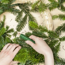 Adventskranz basteln. Symbolfoto