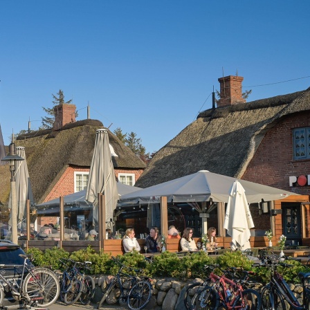 Die Whiskeymeile in Kampen auf Sylt bei blauem Himmel.