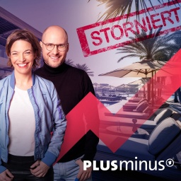 Plusminus-Podcast-Hosts Anna Planken und David Ahlf vor dem Blick auf eine Hotelanlage mit Pool, Liegen, Palmen und Sonnenschirmen. Darüber ein roter Stempel: &#034;Storniert&#034;.