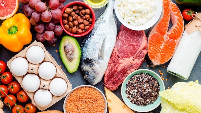 Das Bild zeigt verschiedene Lebensmittel, unter anderem Obst, Gemüse, Fleisch, Fisch und Hülsenfrüchte.