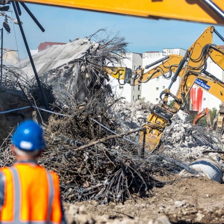 Abriss der marode Brücke auf der Autobahn A100 mit schwerem Gerät (Bild: IMAGO/Achille Abboud)