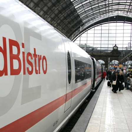Reisende an einem Bahnsteig steigen in einen ICE - an einem Waggon ist der Schriftzug "Bord Bistro" zu lesen. 