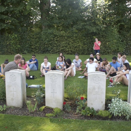 Die Jugendlichen kümmern sich in einem Workcamp des Volksbundes Deutsche Kriegsgräberfürsorge um Gräber aus dem Zweiten Weltkrieg