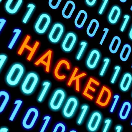 Symbolbild Cybersicherheit: Binärcode und das Wort "Hacked" in orange