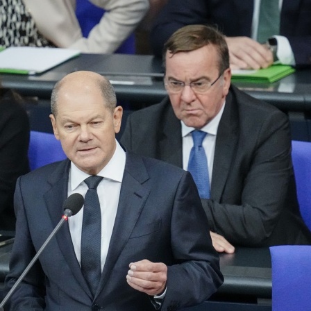 Bundeskanzler Olaf Scholz (SPD) im Bundestag, hinter ihm sitzt Verteidigungsminister Bors Pistorius (SPD)