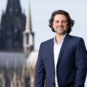 Marco Pagano, im Hintergrund der Kölner Dom (Bild: Patric Fouad) 