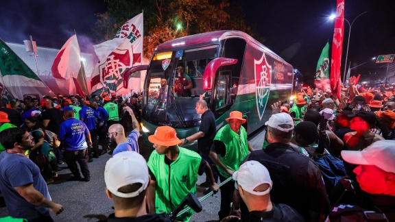 Sportschau - Fluminense Fans Feiern Am Flughafen