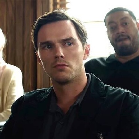 Nicholas Hoult im Film Juror No.2 sitzt auf Geschwornenenbank