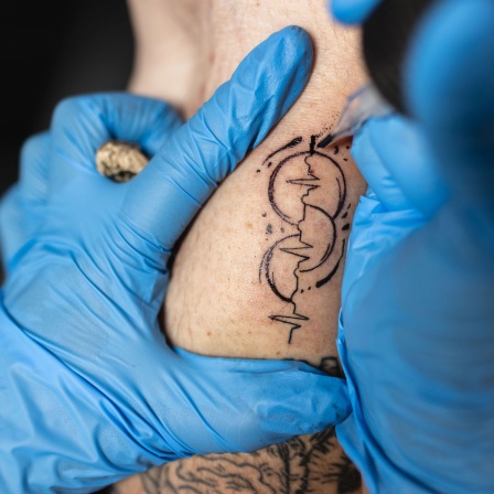 Ein Tattoo wird gestochen als Zeichen für die Organspendebereitschaft (Bild: IMAGO/Lars Heidrich) 