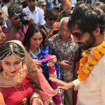 Indische Hochzeit: Das Brautpaar Suryakant und Surabi vor dem Pundit