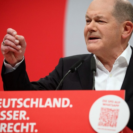 Bundeskanzler Olaf Scholz (SPD) spricht beim ordentlichen Bundesparteitag der SPD auf dem Berliner Messegelände.