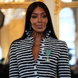 Naomi Campbell posiert mit der Medaille des "Chevalier de l'Ordre des Arts et des Lettres", nachdem sie von der französischen Kulturministerin Rachida Dati im Kulturministerium in Paris, 26. September 2024, ausgezeichnet wurde. (AP Foto/Louise Delmotte)