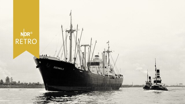 Das HAPAG-Seeschiff "Odenwald" auf der Elbe