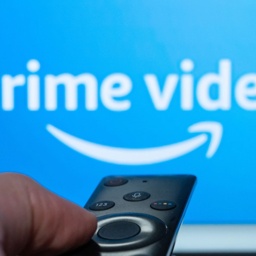 Logo des Streaminganbieters Amazon Prime Video ist auf einem Fernseher zu sehen. 