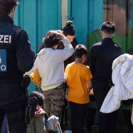 Geflüchtete werden nach dem Brand in Flüchtlingsunterkunft betreut.