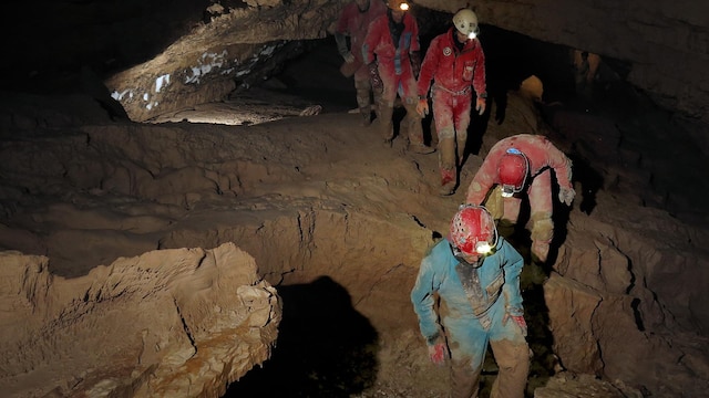 Gruppe von Höhlenforschern in der Hirlatzhöhle | Bild: Paul Karoshi