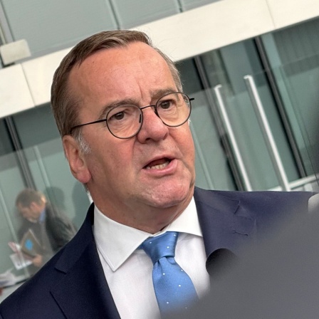 Bundesverteidigungsminister Boris Pistorius (SPD) gibt vor dem Treffen der Nato-Verteidigungsminister im Nato-Hauptquartier ein Pressestatement.