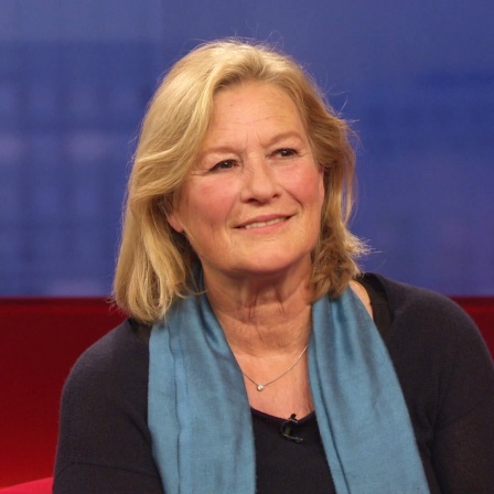 Suzanne von Borsody auf dem Roten Sofa bei DAS!