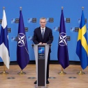 Jens Stoltenberg (M), Nato-Generalsekretär, nimmt an einer Pressekonferenz mit Pekka Haavisto (l), Außenminister von Finnland, und Ann Linde, Außenministerin von Schweden, im Nato-Hauptquartier teil. (Bild: dpa)