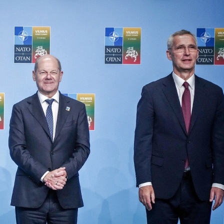 Der  Präsident von Litauen, Gitanas Naus·da (links), Bundeskanzler Olaf Scholz (Mitte) und Nato-Generalsekretär Jens Stoltenberg (rechts), stehen auf dem Nato-Gipfel in Vilnius (Litauen) nebeneinander.