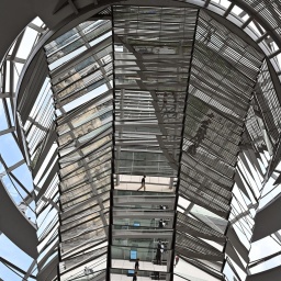 Die gläserne Reichstagskuppel im Bundestag von innen gesehen. 